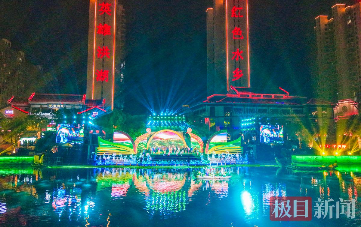 洪湖市内荆河河岸边上演实景剧  。.jpg