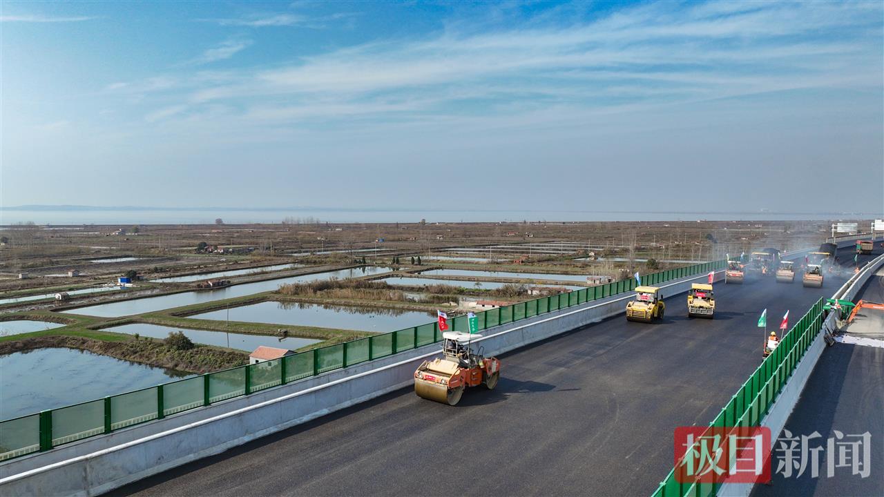 武汉双柳长江大桥沥青摊铺完成，通车后新洲至鄂州五分钟直达的交通枢纽工程完成