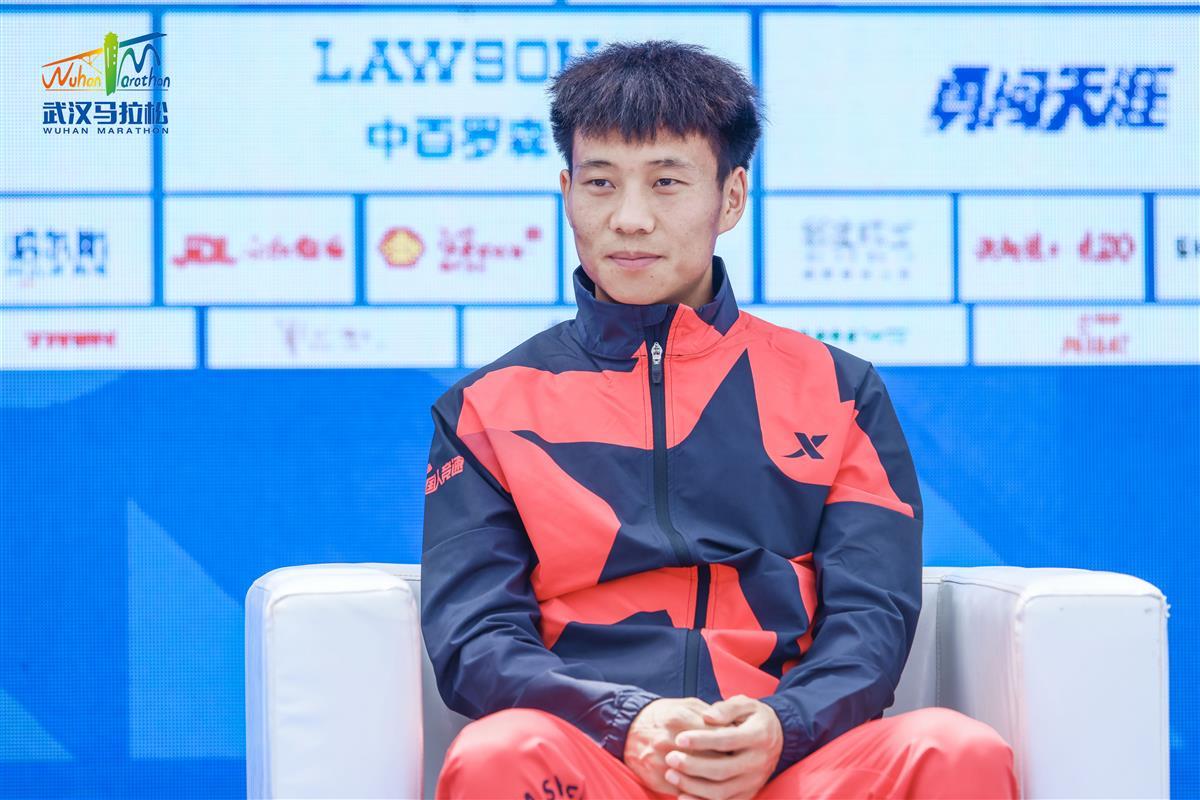 2023汉马选手见面会，肯尼亚高手现学武汉话，打破纪录的何杰想坐传奇公汽521 | 极目新闻