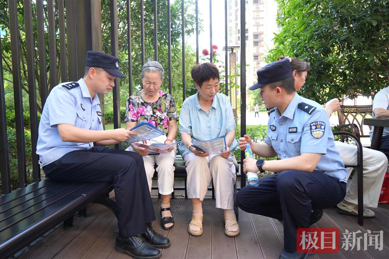 图2:民警向居民普及反诈知识.JPG 图2:民警向居民普及反诈知识.JPG