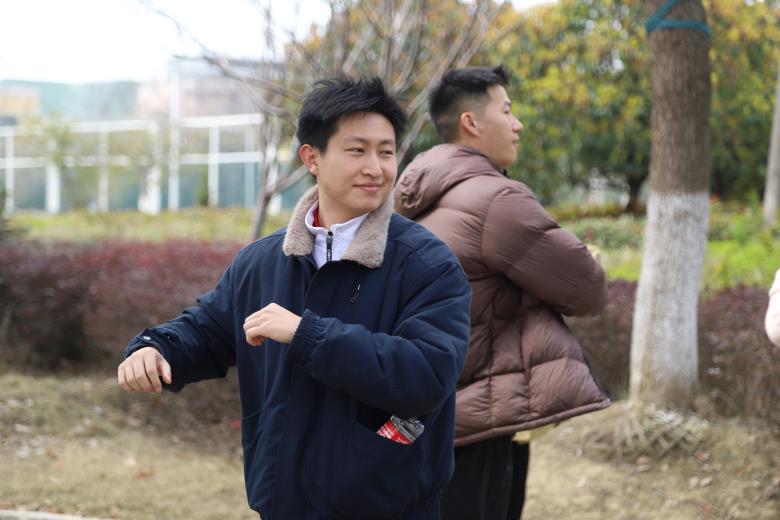 湖北一学校教师招聘出新招：笔试后“健步走”，边走边聊识良师