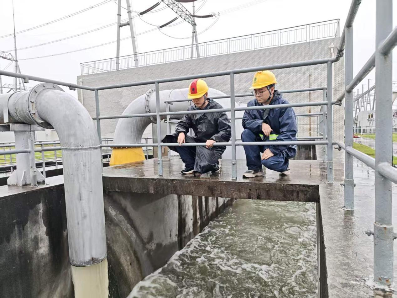 江陵换流站运维人员陈健、易琼洋正在检查雨水泵排水情况。周奇摄.png