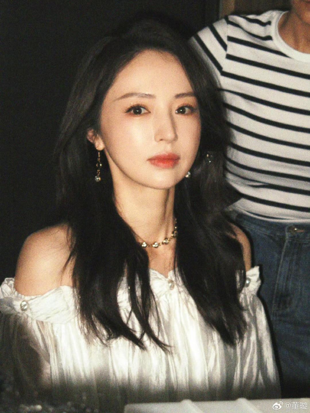 45岁女演员董璇宣布再婚，称自己二婚影响了闺蜜佟丽娅，“她说本来已经‘水泥封心’了，现在又相信爱情了。”