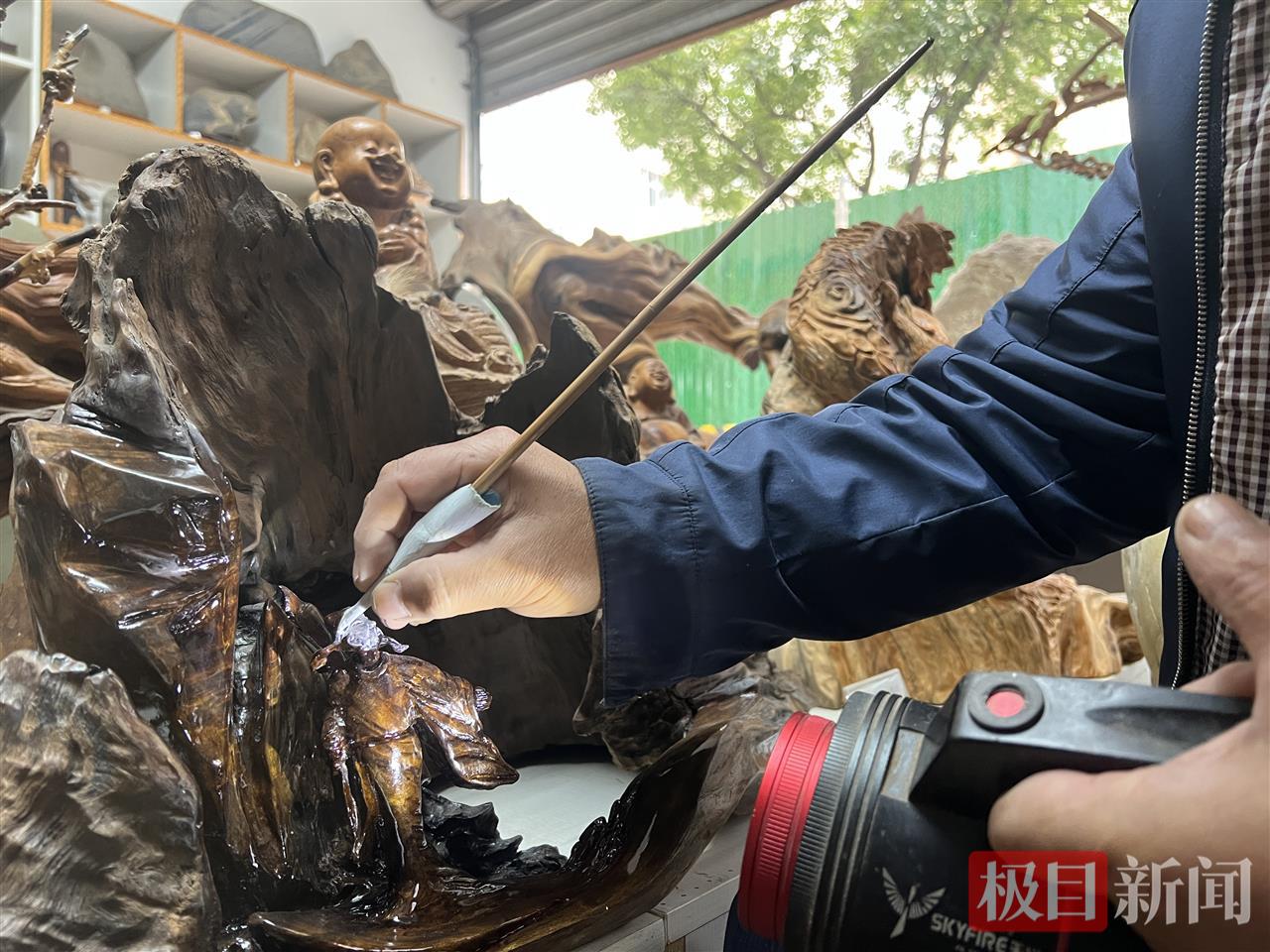 图为罗德华正在为根雕作品打磨、抛光。孟莹摄.png