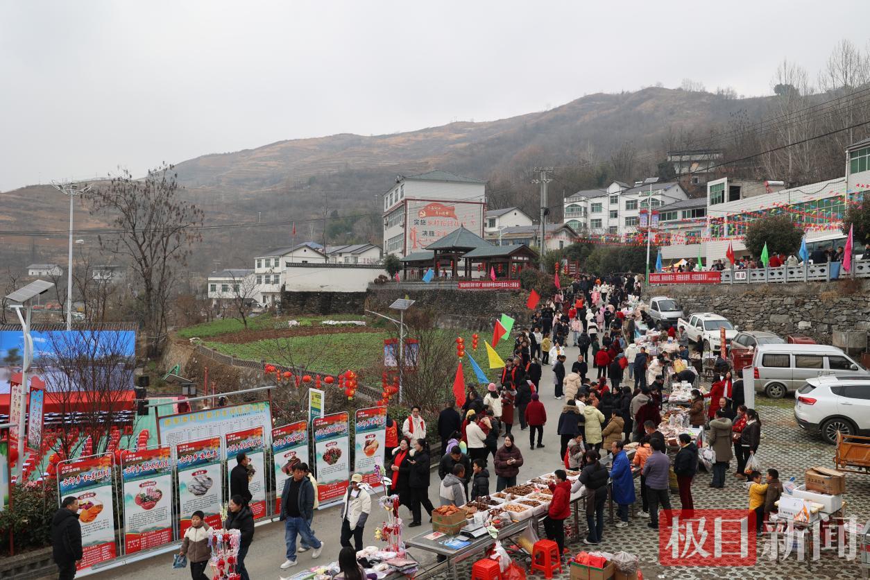 图为郧西县六郎乡乡村年货大集。刘梦摄.png