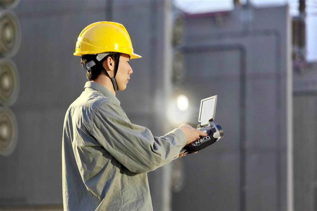 国网湖北直流公司特高压武汉换流变电站运维人员正开展紫外检测。欧阳雷 摄.jpg