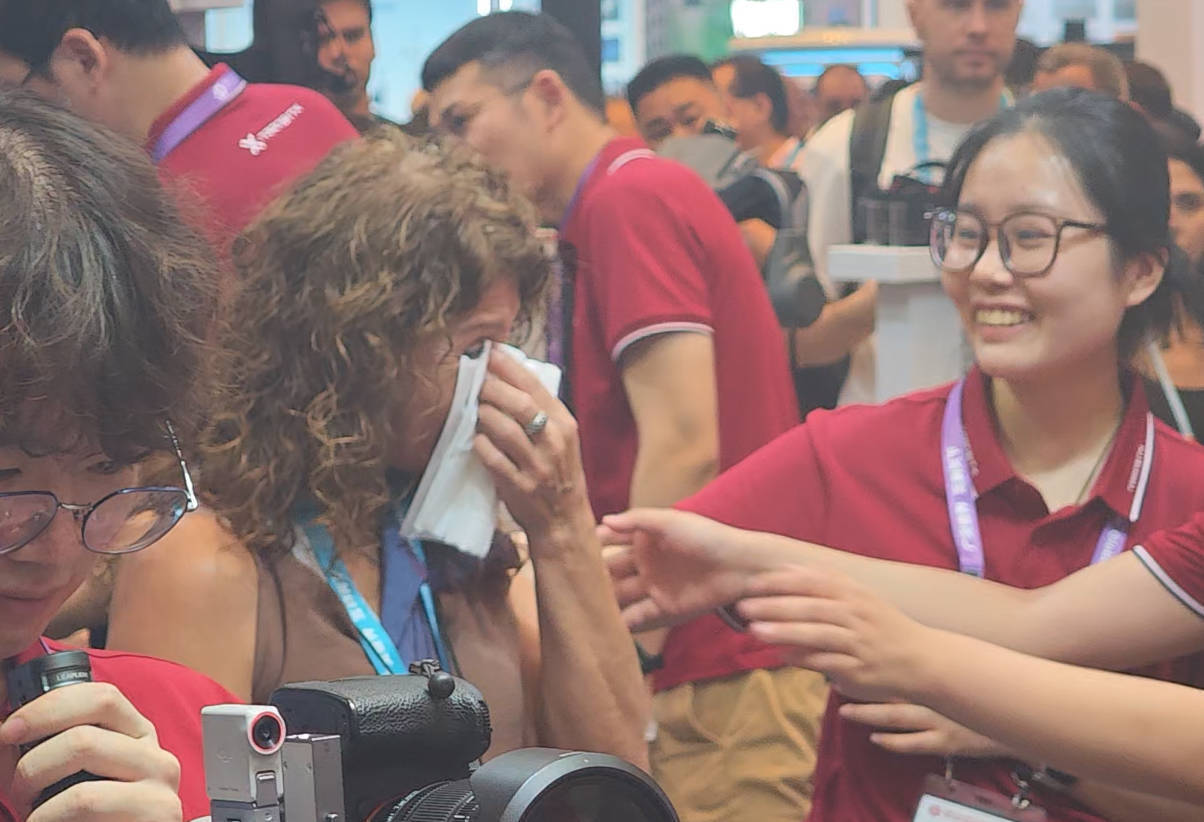 外籍残障人士穿上中国“外骨骼”独立行走亲友感动落泪！厂家：1200美元一台销量暴涨库存吃紧(图2)