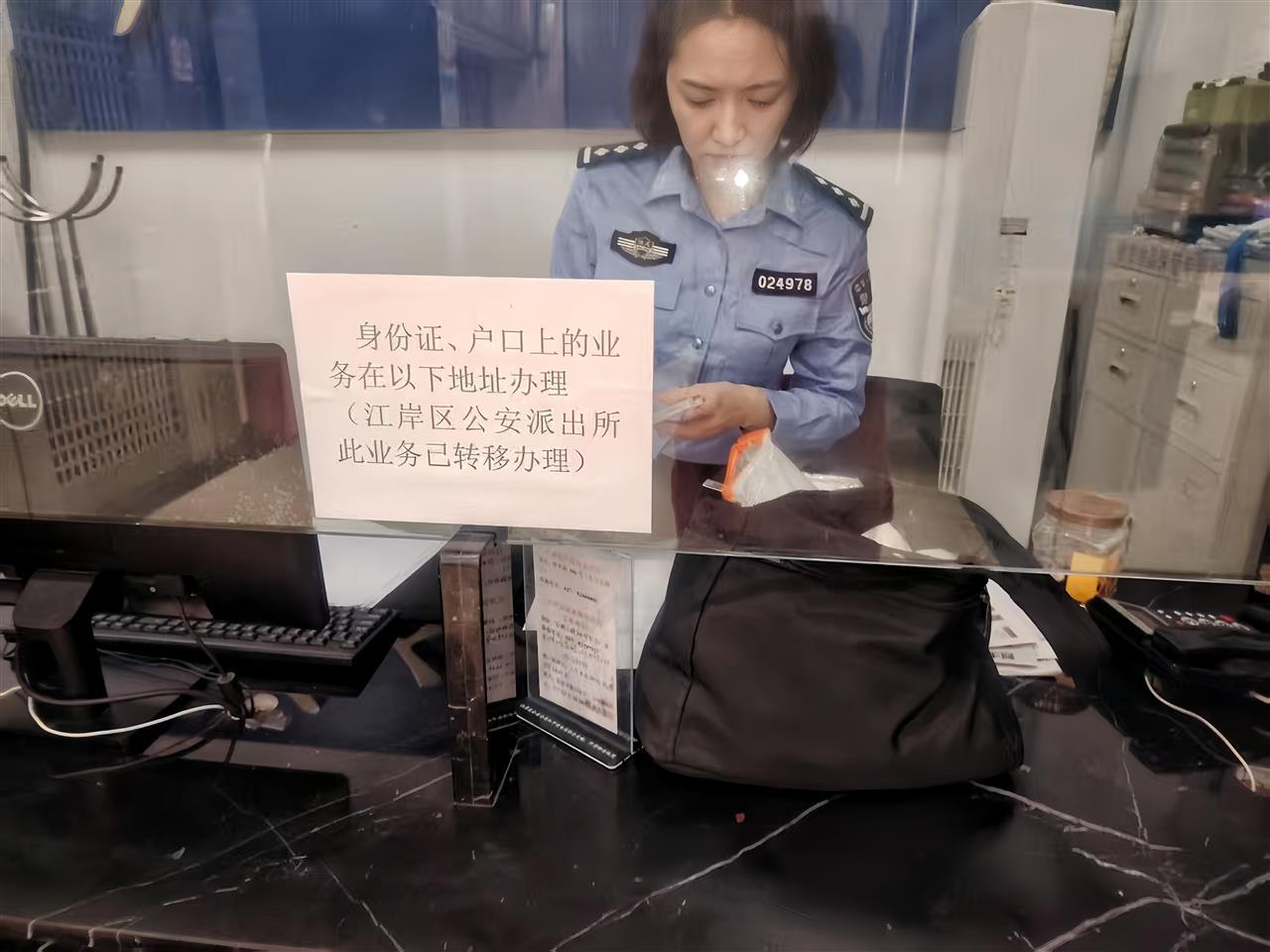 徐春珍将背包交给民警寻找失主.jpg