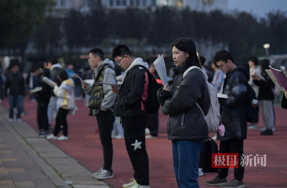 “看着孩子们就是一种享受！”八旬老校长坚持21年陪学生晨读 | 极目新闻