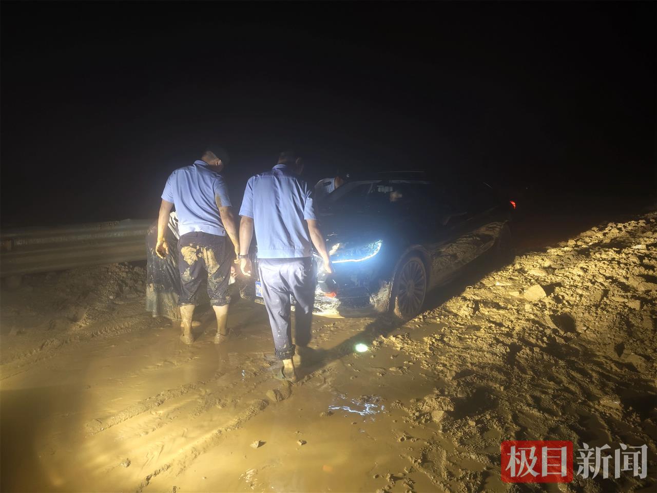 图3:民警正在救助被困司乘人员.jpg 图3:民警正在救助被困司乘人员.jpg