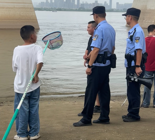 记者直击青山警方应对台风“白海豚”：全天候沿江巡防守护