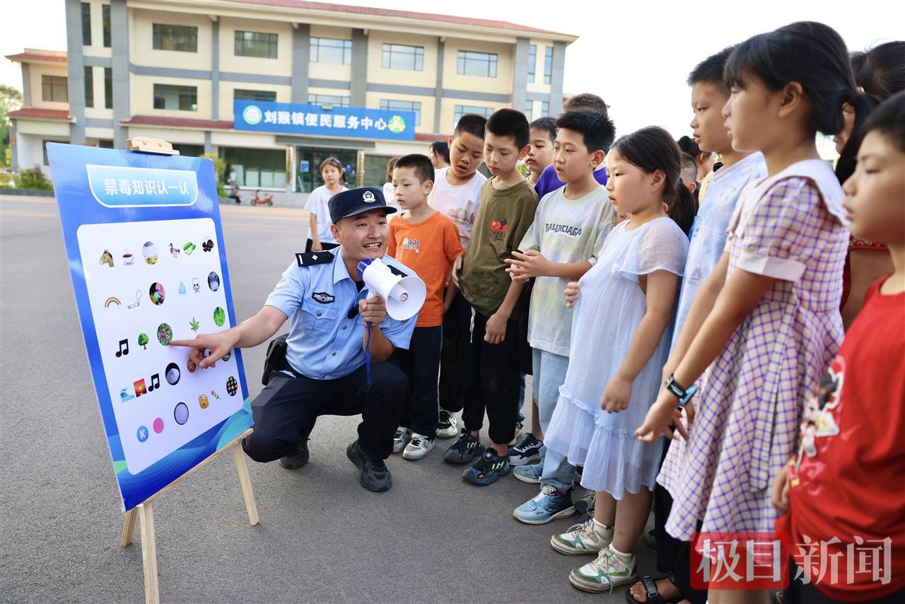 图三 民警讲解禁毒知识（杜心怡摄）.jpg