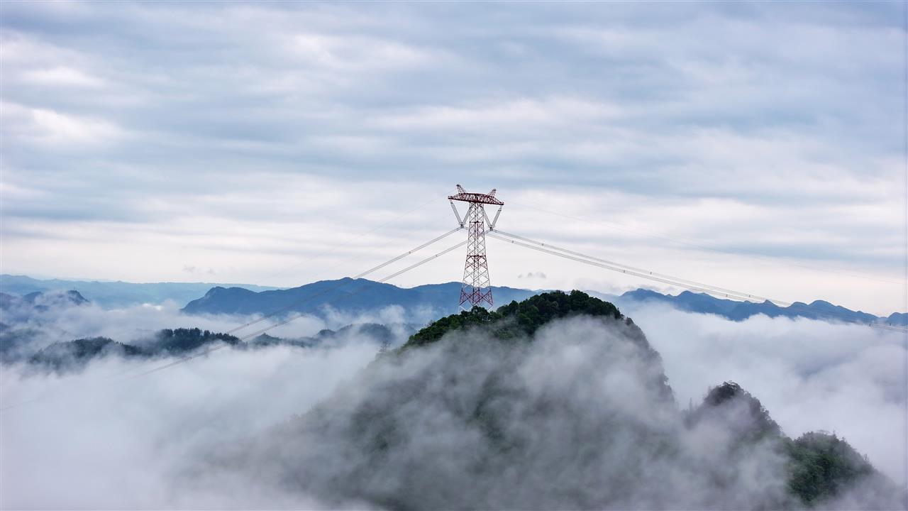 金上—湖北±800千伏特高压直流输电工程线路跨越湖北恩施土家族苗族自治州的崇山峻岭，将雪域高原的清洁电能输送至荆楚大地。邹小民 摄.jpg