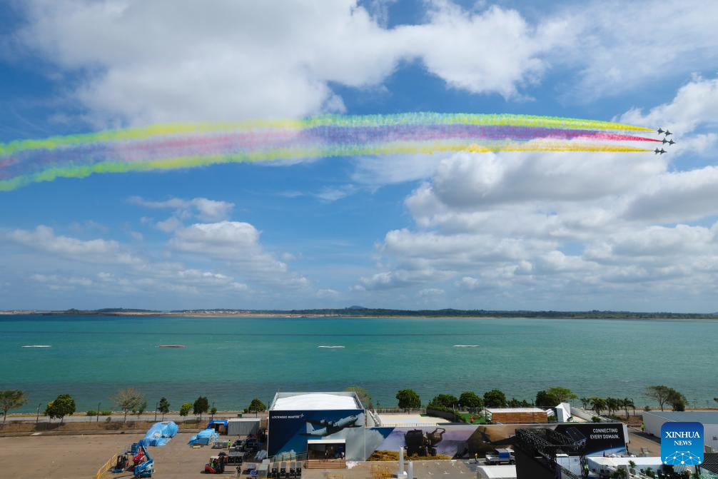 PLA Bayi Aerobatic Team conducts training for 10th Singapore Airshow | 极目新闻