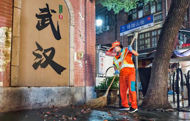 凌晨三点的武汉④丨万籁俱寂，他们为网红打卡地美颜