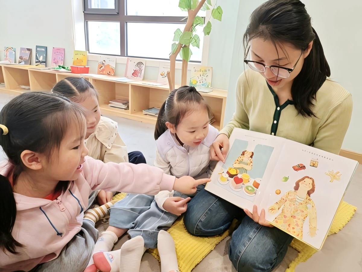 师幼阅读绘本.jpg