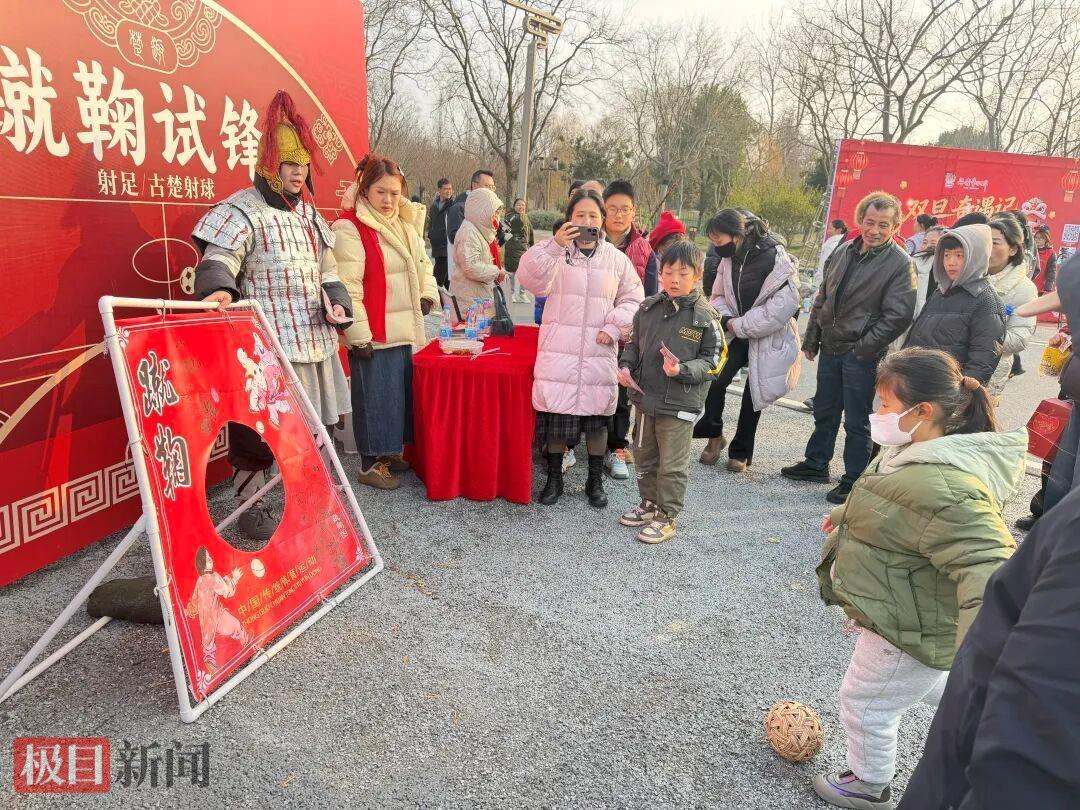元旦假期，荆州园博园设置了投壶、射箭、蹴鞠、楚谜、棋局等18项楚风竞技游戏吸引了大量游客参与。.jpg