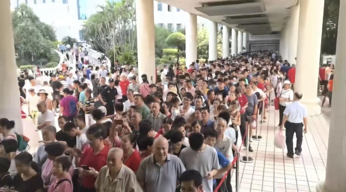 广东顺德机关食堂国庆开放日，数千人抢购套餐，政府大楼成热门打卡点