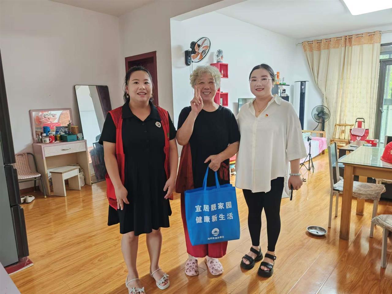 炎炎夏日递关爱，武汉海滨城社区开展送清凉活动 | 极目新闻