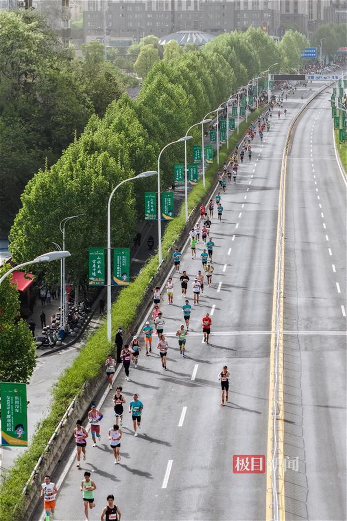 选手们通过人民路交上海路立交桥_2 记者 刘成臣 摄.jpg 选手们通过人民路交上海路立交桥_2 记者 刘成臣 摄.jpg