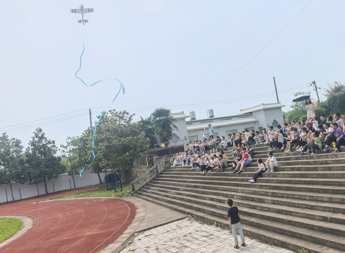 学生观看航展飞行表演2.jpg 学生观看航展飞行表演2.jpg