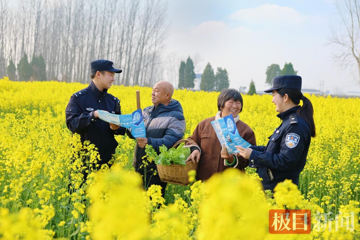 图一 民警在油菜花地开展反诈宣传.jpg