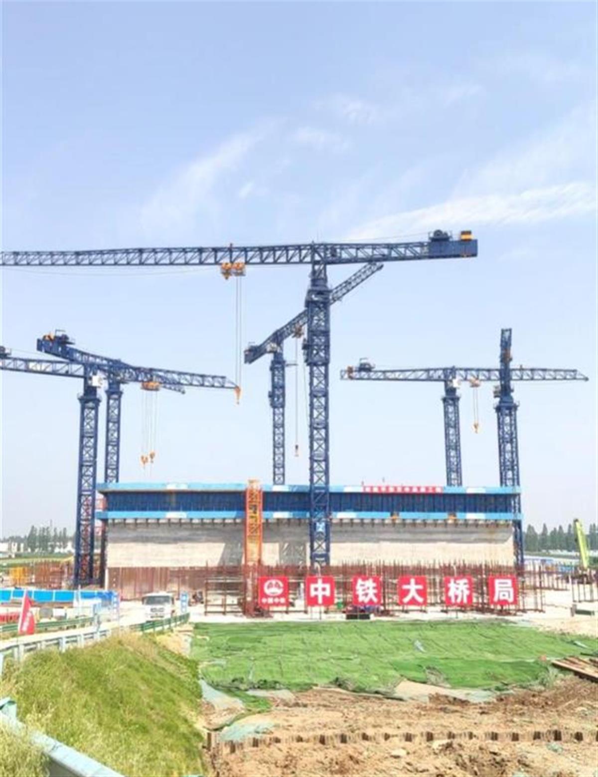 汉南长江大桥施工现场.png