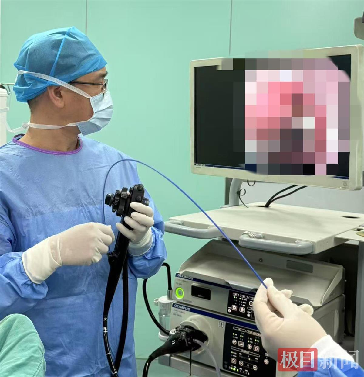 消化内科专家为患者实施内镜手术_副本.jpg