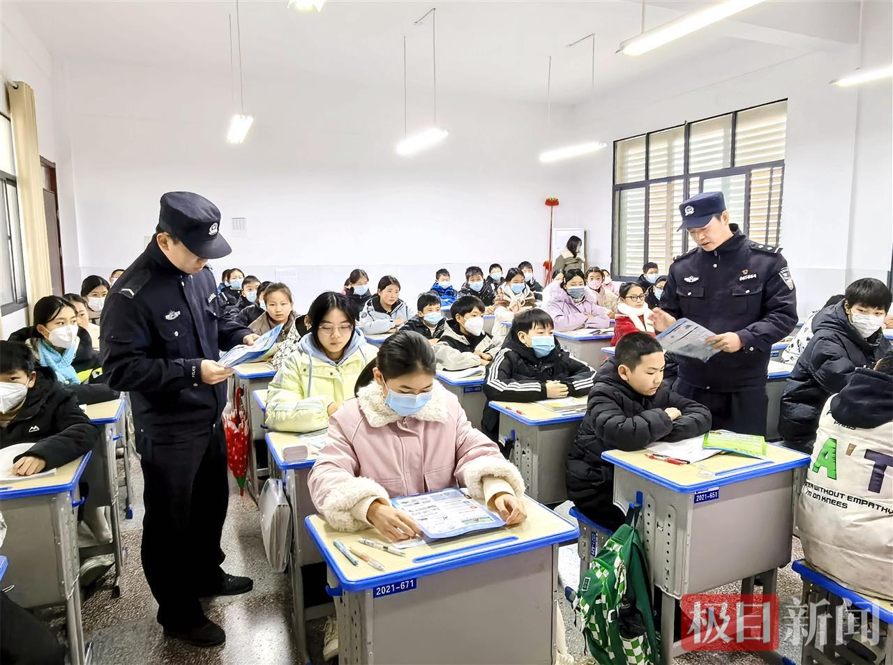 图2：民警在发放普法宣传单。.jpg
