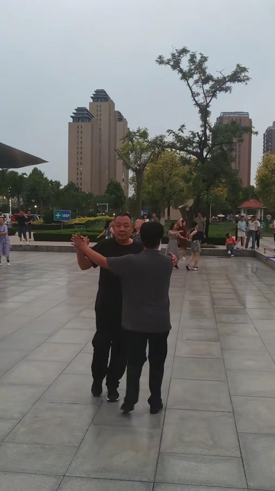 于东来现身河南许昌许都公园，市民称其经常过来跳舞