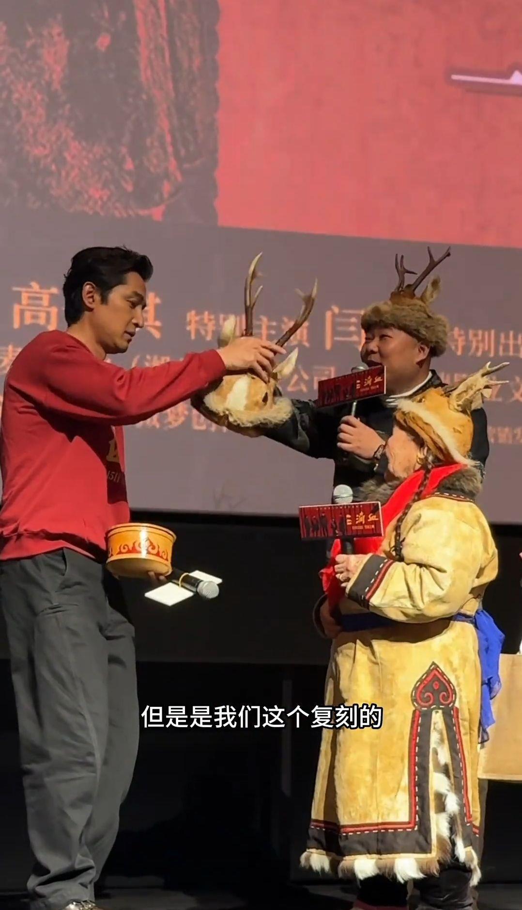 鄂伦春族81岁奶奶追星成功，贴面吻告白胡歌：我们都喜欢你，并送上手工非遗桦皮盒与狍角帽