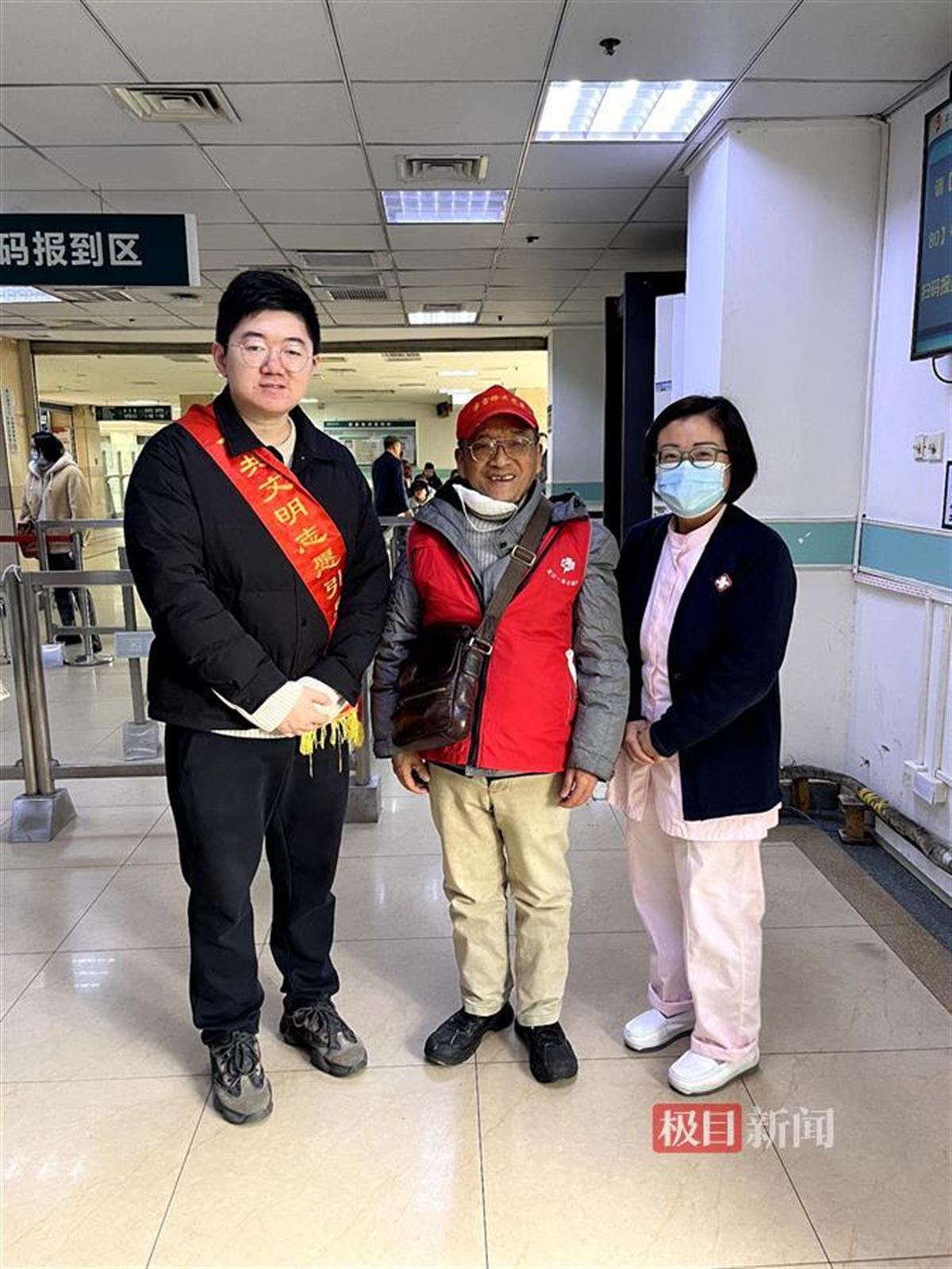 和医护人员在一起.jpg