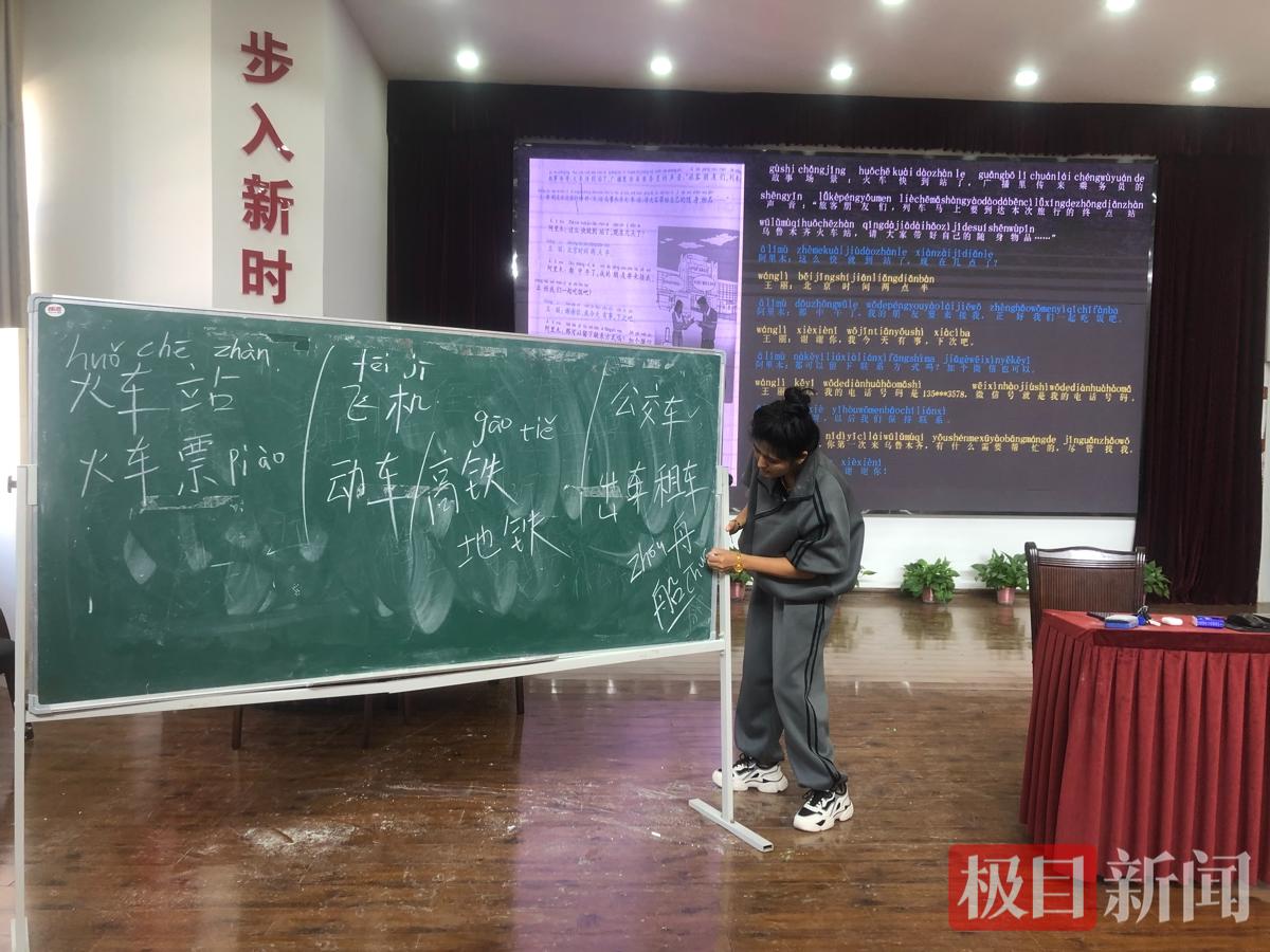古力老师为各族群众进行国家通用语言文字培训2.jpg