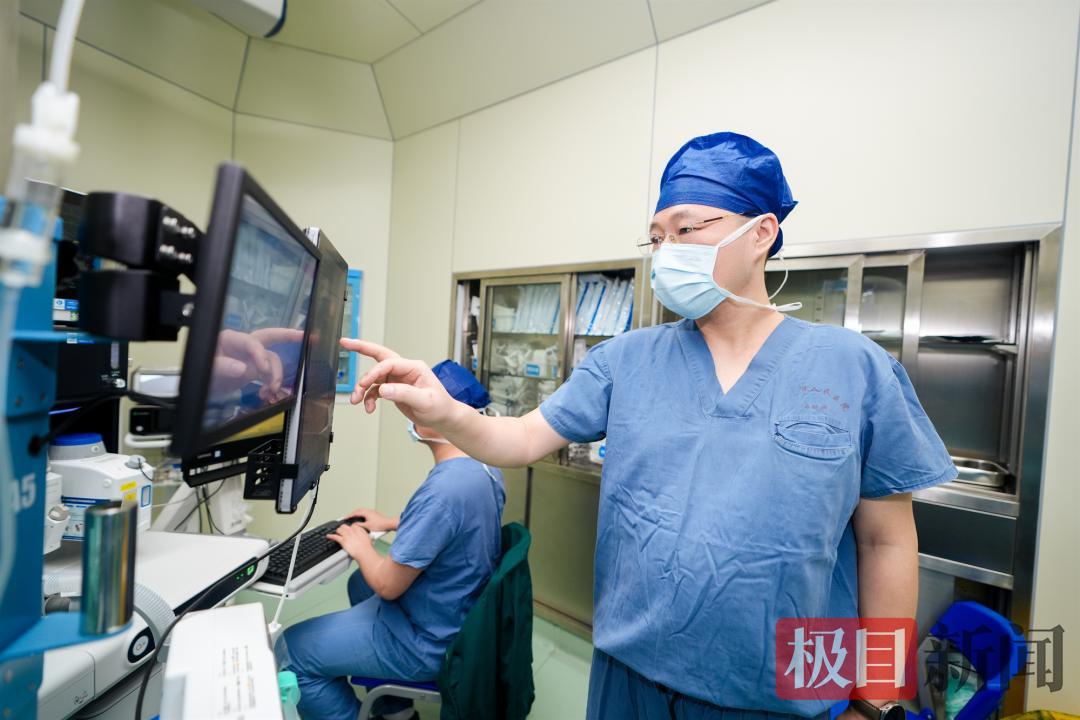 十堰市人民医院麻醉科主任冉然在为患者进行麻醉给药.png