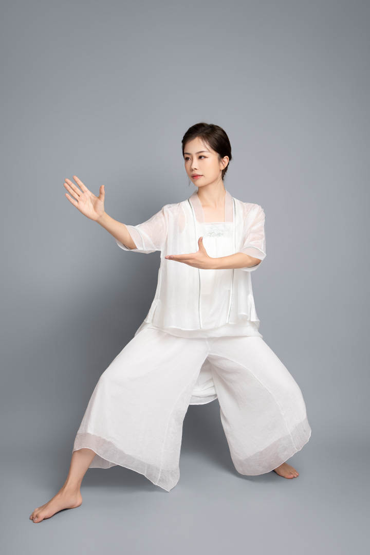 酷飒!这位90后妹子太极拳打到水底下,高山上,楼顶上