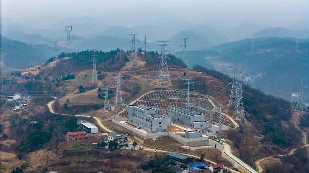 1月15日，无人机俯瞰湖北十堰220千伏子胥湖变电站 ，该站将为西十高铁箭流铺、东河两座牵引站提供主供电源，显著提升区域供电可靠性。（郝金鑫） 2.jpg