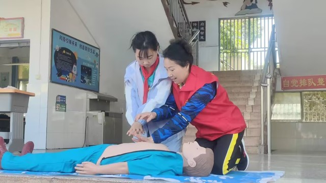赤壁退休女教师定爱珍：10年公益“救”在身边