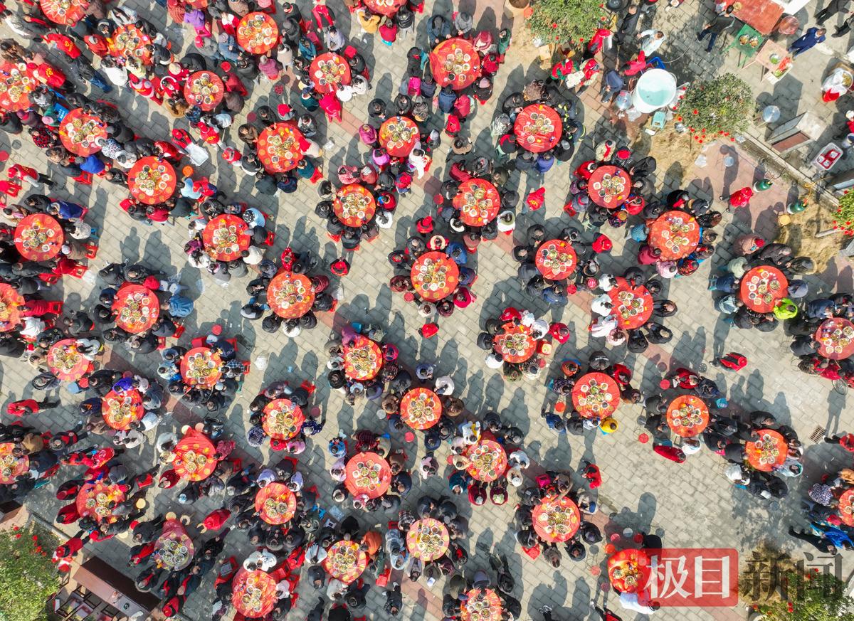 荆州区马山镇双垱村团年宴现场鸟瞰。（长江云新闻记者 万力源 摄）.jpg