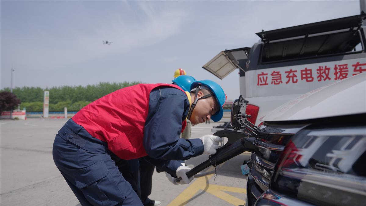 国网湖北电力员工利用应急充电救援车做好新能源车主应急充电服务。（李俊蕾 摄）.png