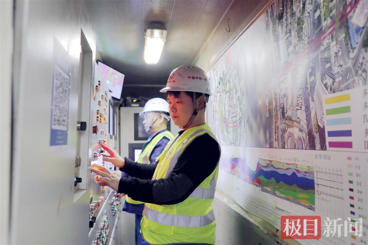 10月31日，武汉地铁12号线右线隧道内，盾构机操作手正在操作设备。李晓旭 摄.jpg