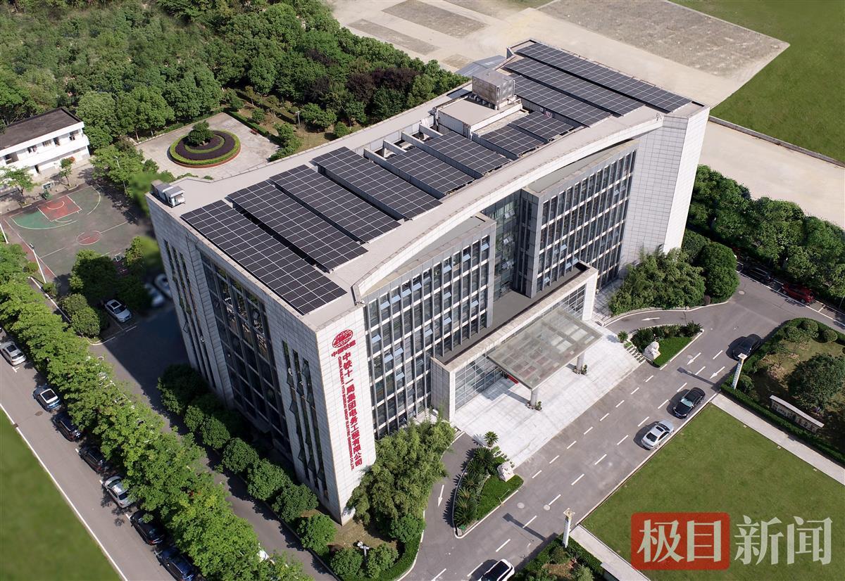 这家在汉央企办公楼屋顶创效益,光伏发电年可发电13万度