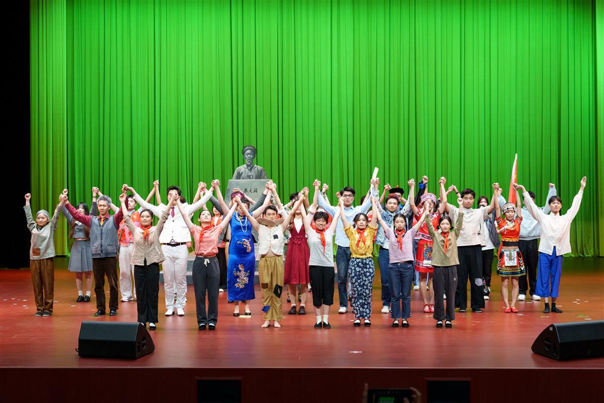 谢幕1（韩鑫垚 摄）.jpg