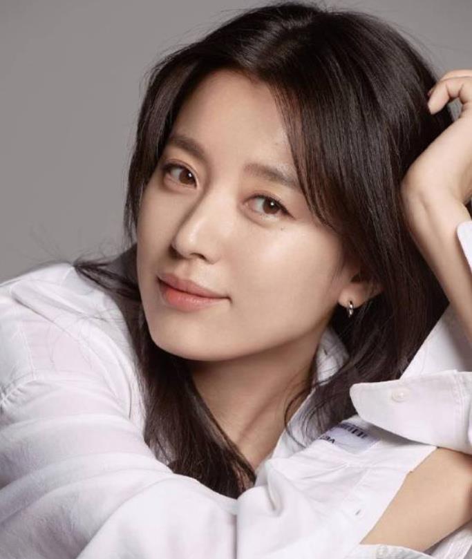 韩国女星韩孝周自曝，63岁的妈妈将出道，并为妈妈打气“真漂亮”“加油”