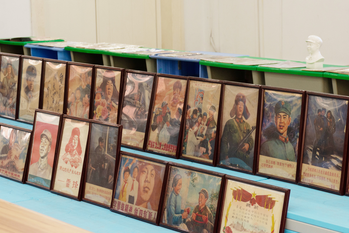 郑加俭收藏的各类雷锋主题藏品（通讯员 刘晓桐 摄）.jpg