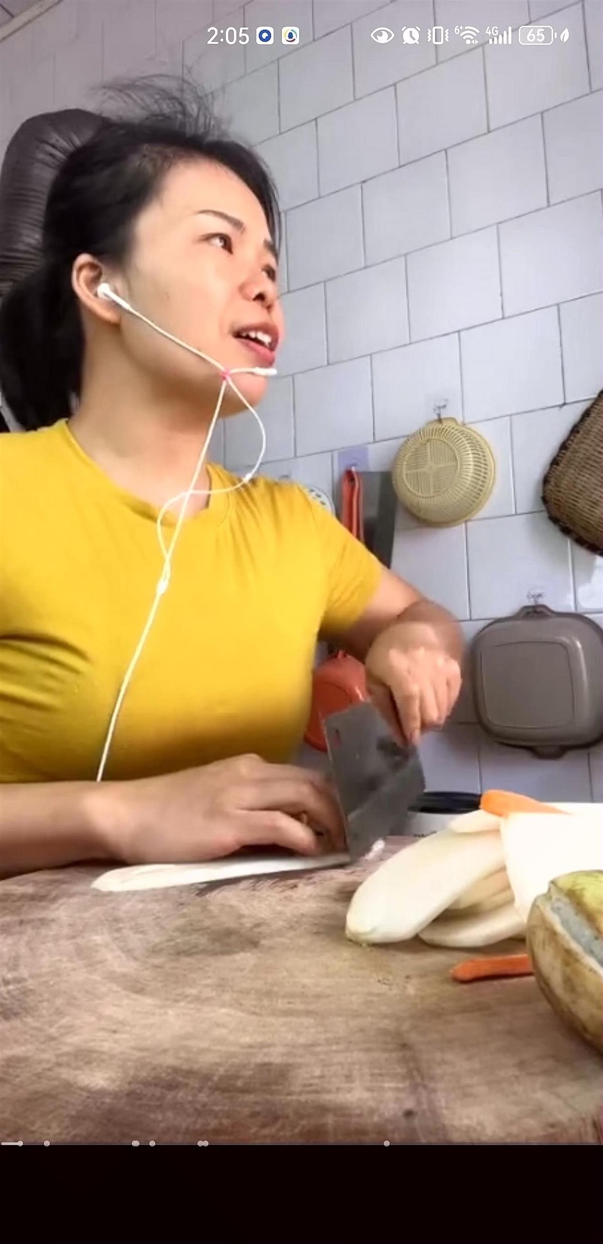 边切菜边直播唱歌.jpg