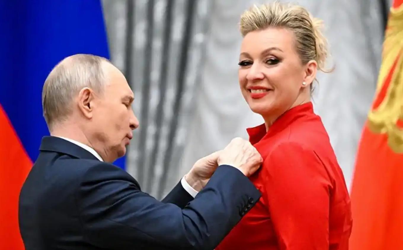 中国培养的外交高手扎哈罗娃，生日获普京勋章，西方政客在她面前吃过瘪