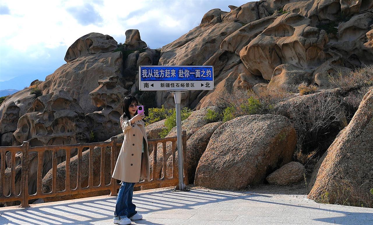 游客打卡怪石峪.JPG