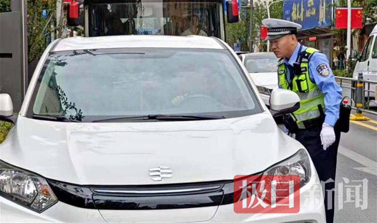 交警在路面执勤