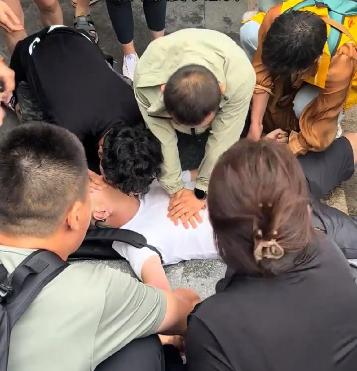 五旬男子爬五台山时突然晕倒，多名游客跪地按压人工呼吸轮流施救，目击者：遗憾未能救活