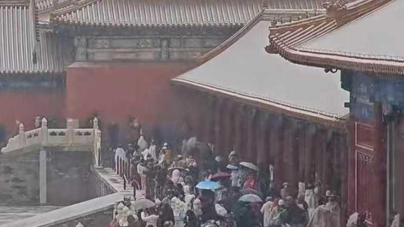 “人人人人故宫雪人人人人”！女子提前5天预约只为赴故宫赏雪，还有人专门请假进宫：今年可在午门赏雪，机会不多见
